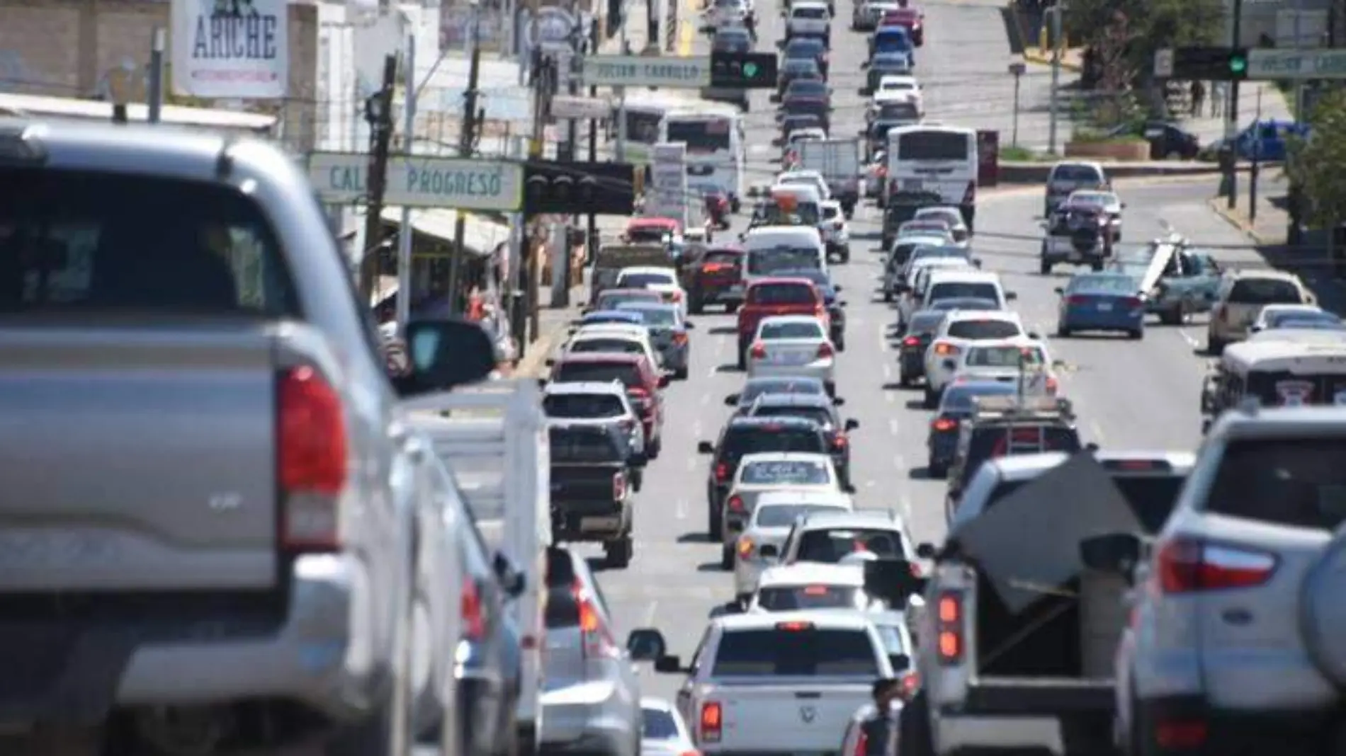 trafico caos vial calle carros